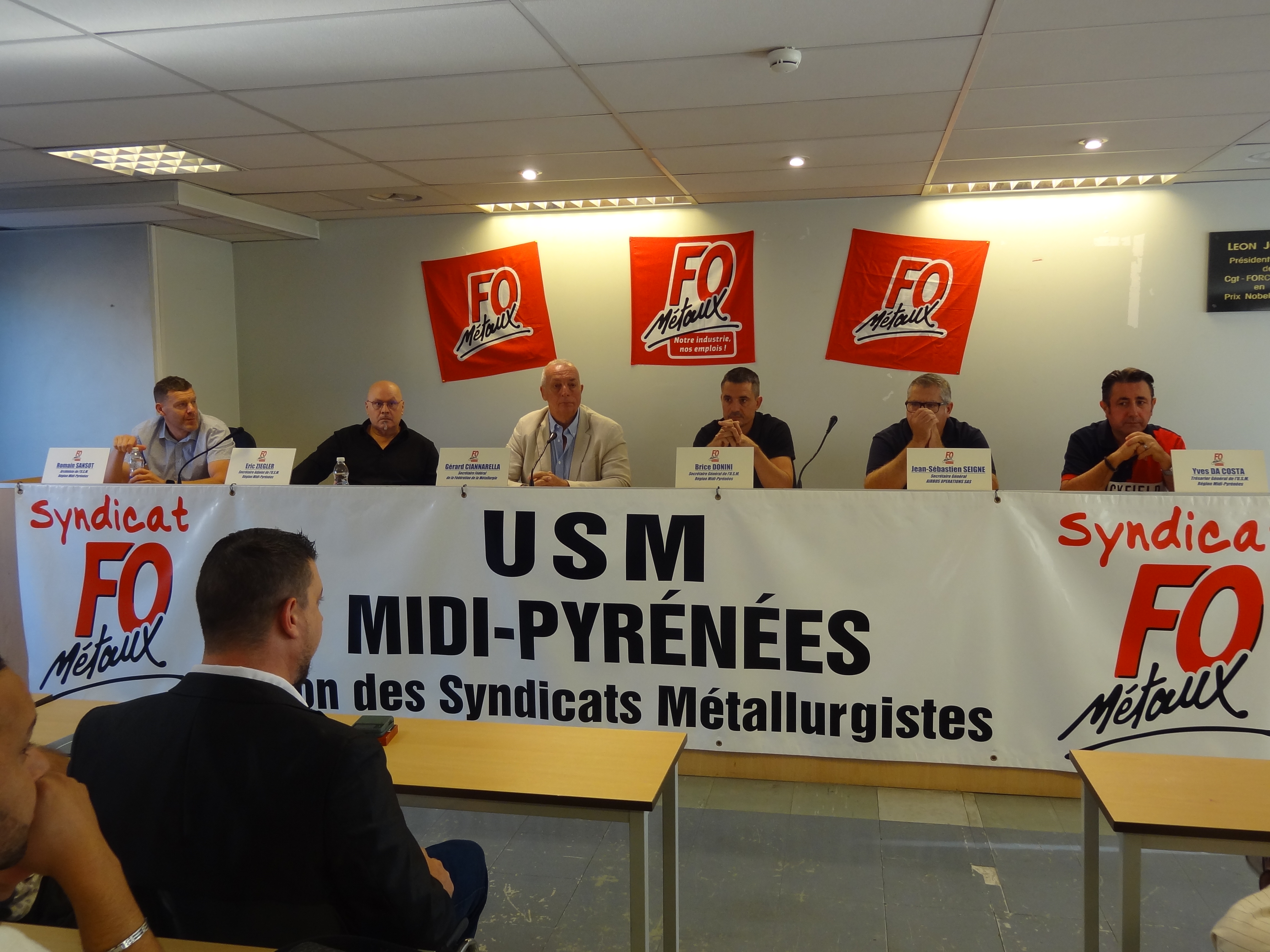 Le bureau de l'USM et les invités à la tribune